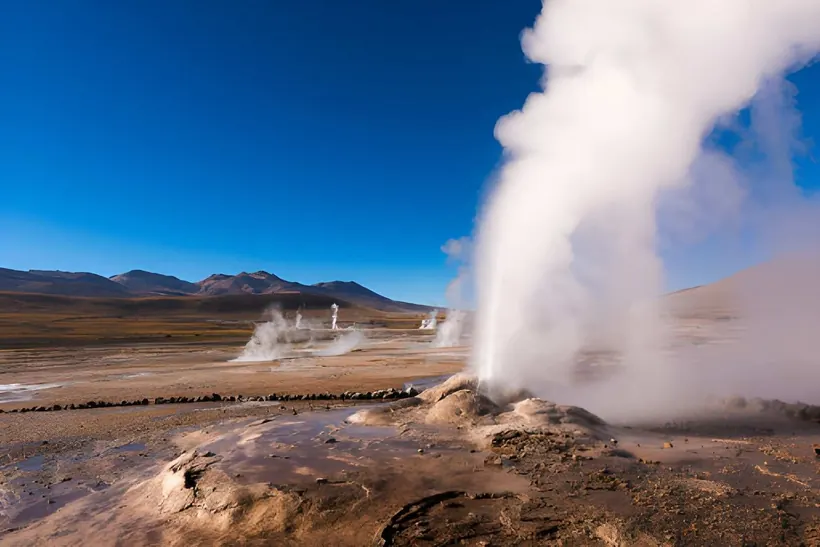 Coluna de vapor de um gêiser do El Tatio, com o altiplano ao fundo