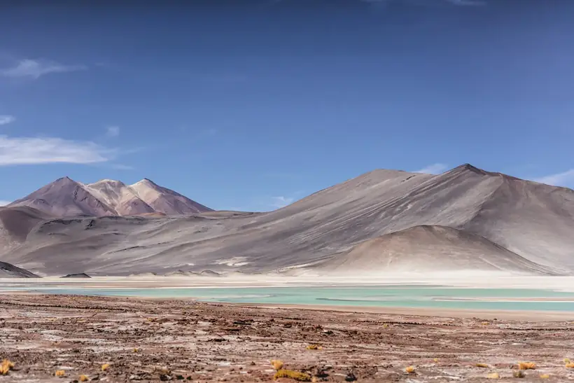 Laguna altiplânica com as montanhas ao fundo