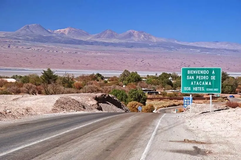 Placa de entrada de San Pedro de Atacama, com a cordilheira ao fundo
