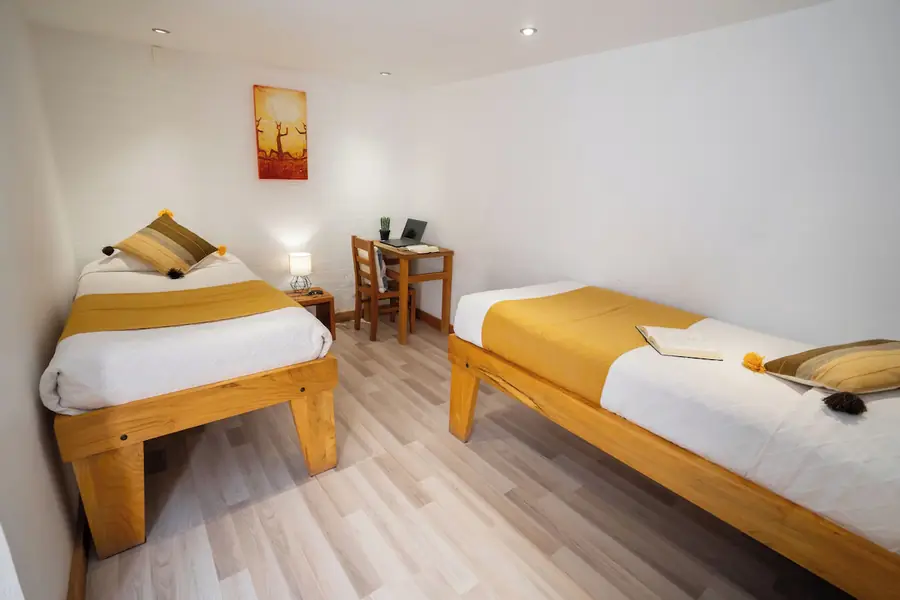 Quarto da categoria base, com duas camas de solteiro e escrivaninha