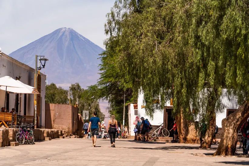 Rua de San Pedro de Atacama com o vulcão Licancabur ao fundo
