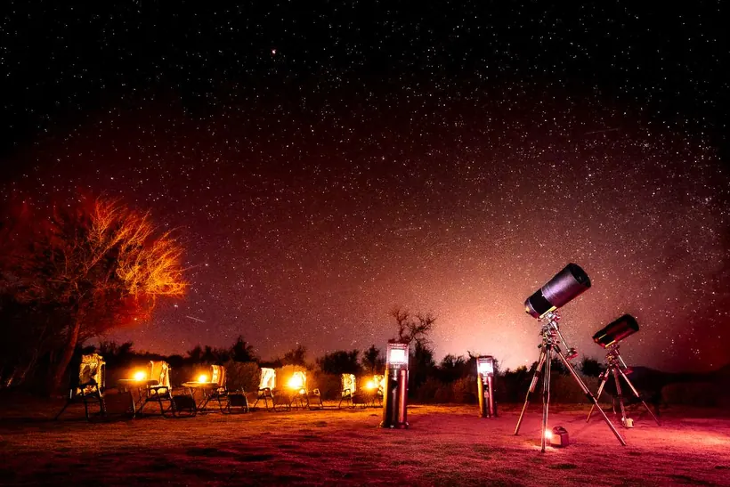 Telescópios montados no deserto durante o passeio astronômico